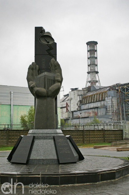 Pomnik przed sarkofagiem nad reaktorem 4. Czarnobylskiej Elektrowni Jądrowej