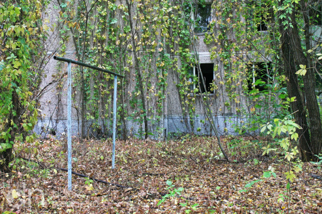 Trzepak przed pustym blokiem w Prypeci Trzepak przed pustym blokiem w Prypeci