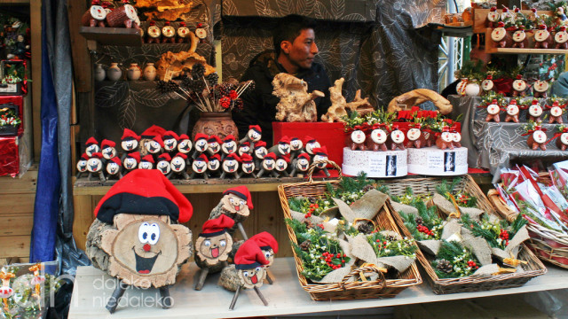 Stoisko świąteczne, na którym można kupić Tió de Nadal Stoisko świąteczne, na którym można kupić Tió de Nadal