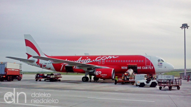 Samolot AirAsia na lotnisku w Kuala Lumpur Samolot AirAsia na lotnisku w Kuala Lumpur