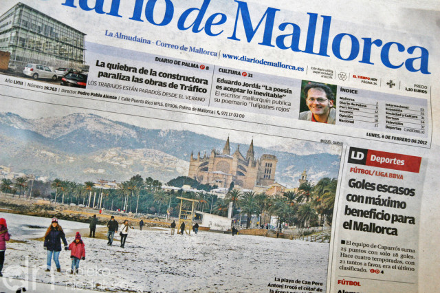 Pierwsza strona Diario de Mallorca ze zdjęciem śniegu pod katedrą w Palmie Pierwsza strona Diario de Mallorca ze zdjęciem śniegu pod katedrą w Palmie