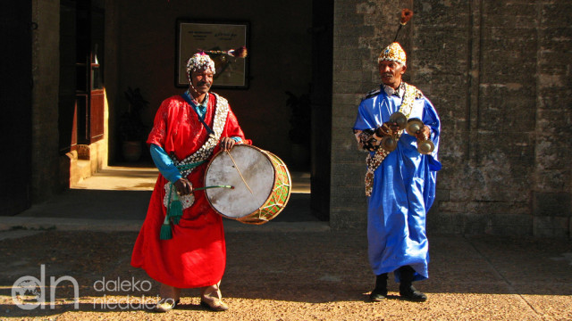 Muzycy gnawa przed bramą Szelli Muzycy gnawa przed bramą Szelli