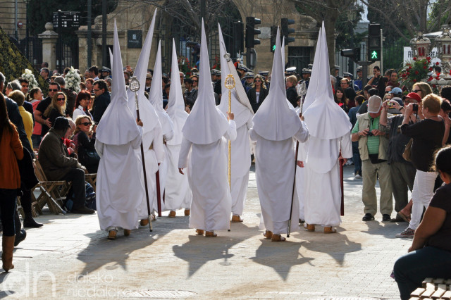 Uczestnicy procesji w tradycyjnych kapturach Uczestnicy procesji w tradycyjnych kapturach