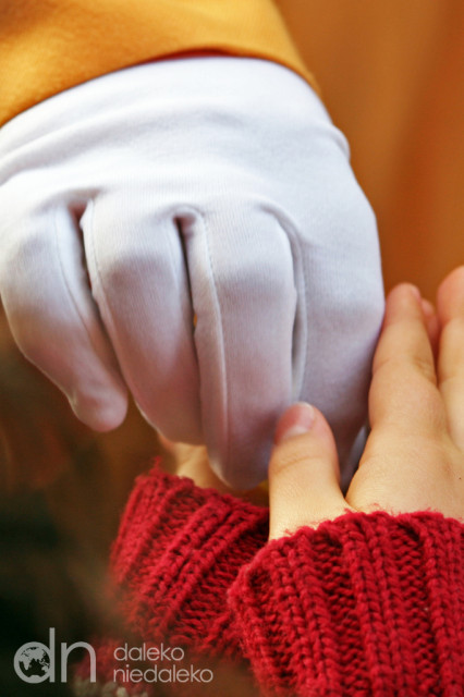 Dzieci dostają cukierki Dzieci dostają cukierki