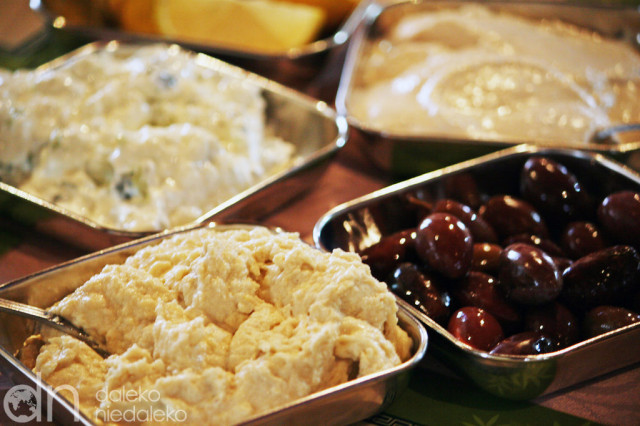 Hummus, oliwki, tzatziki i tahini Hummus, oliwki, tzatziki i tahini