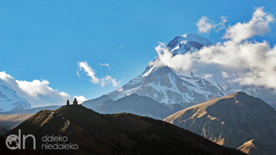 Cminda Sameba na tle azbeku o zachodzie słońca