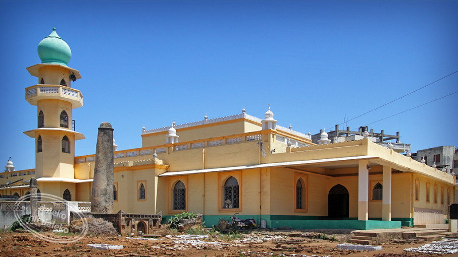 Grobowce filarowe na tyłach meczetu Jumia
